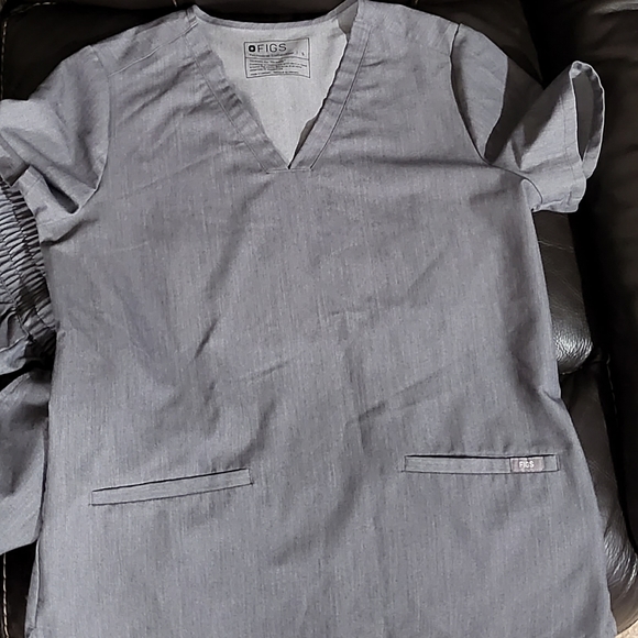 FIGS SCRUB TOP - Picture 2 of 3